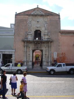 255-388 Colonial Building Merida.JPG