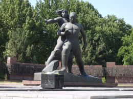 260-07 Earthquake Monument Tashkent.jpg