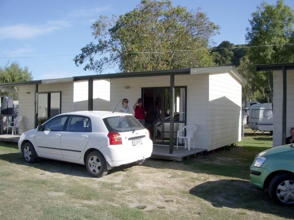 05 Marahau - our cabin.JPG